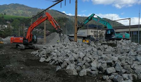 Bagger bei Abbrucharbeiten